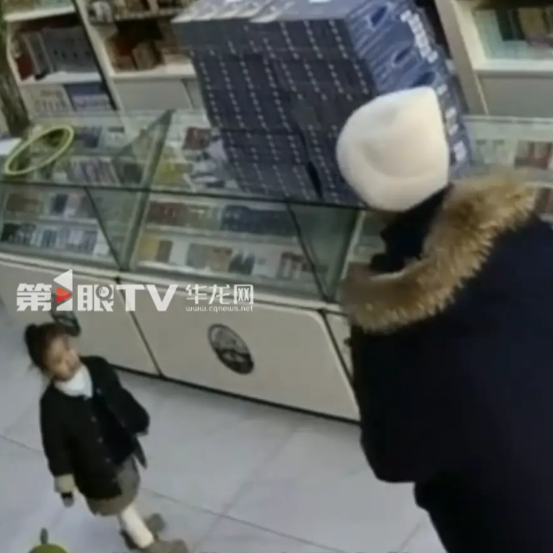 Xem camera, mẹ ph&aacute;t hiện con g&aacute;i 3 tuổi đang n&oacute;i chuyện với người lạ, c&acirc;u con n&oacute;i khiến chị sững sờ: Sao m&agrave; kh&ocirc;n kh&eacute;o thế!- Ảnh 1.