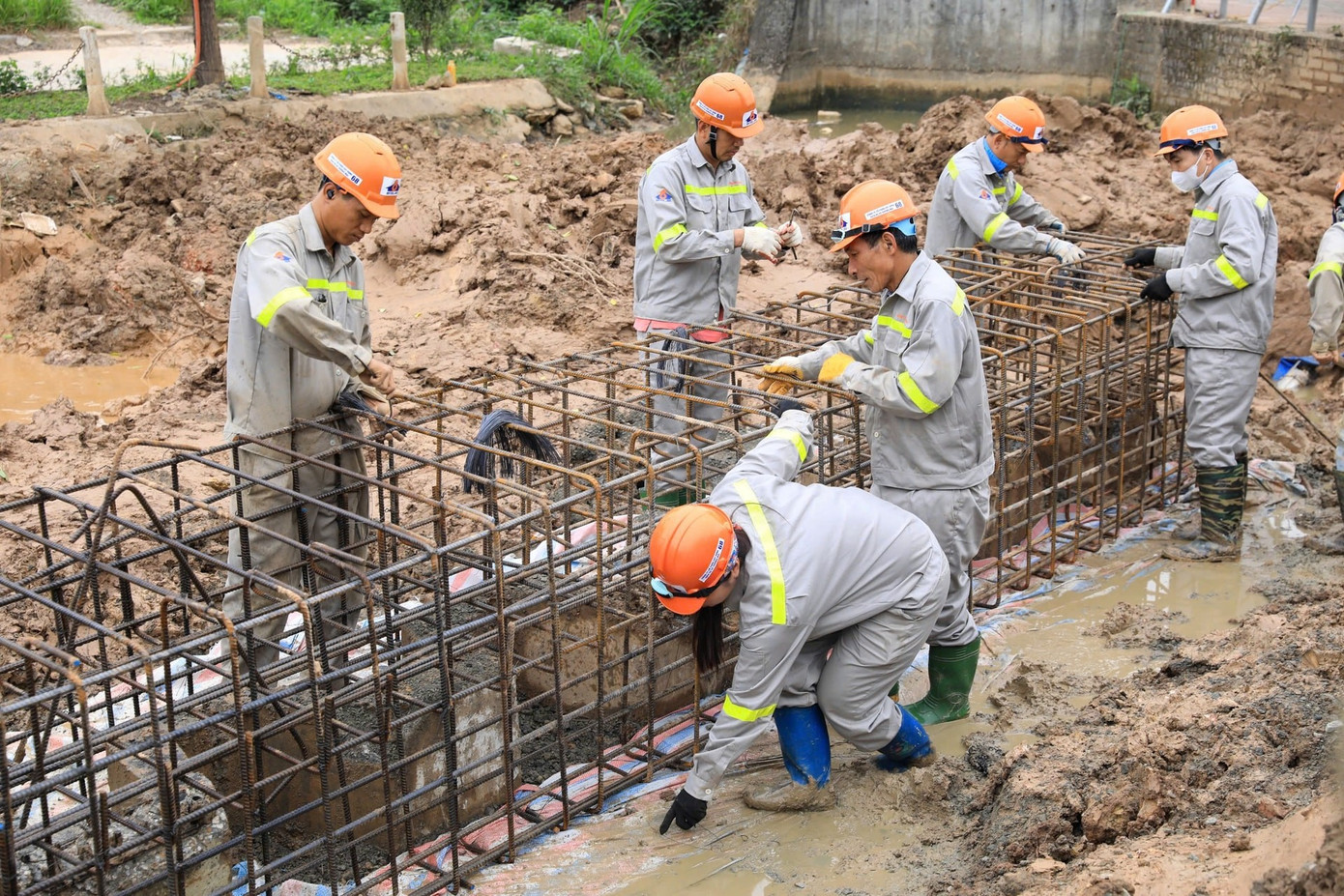 Cận cảnh tuyến bổ cập nước s&ocirc;ng T&ocirc; Lịch trị gi&aacute; 869 tỷ đồng đang th&agrave;nh h&igrave;nh - Ảnh 8.