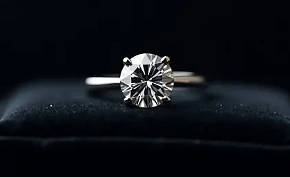 T&agrave;i xế taxi ph&aacute;t hiện nhẫn kim cương 100 triệu đồng c&ugrave;ng loạt giấy tờ nằm chơ vơ tr&ecirc;n xe, c&ocirc;ng an d&ugrave;ng c&aacute;c biện ph&aacute;p nghiệp vụ v&agrave;o cuộc - Ảnh 1.