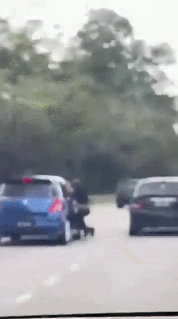 Đu bám trên cửa xe ô tô của vợ cũ, người đàn ông nhận cái kết xứng đáng - Ảnh 1.