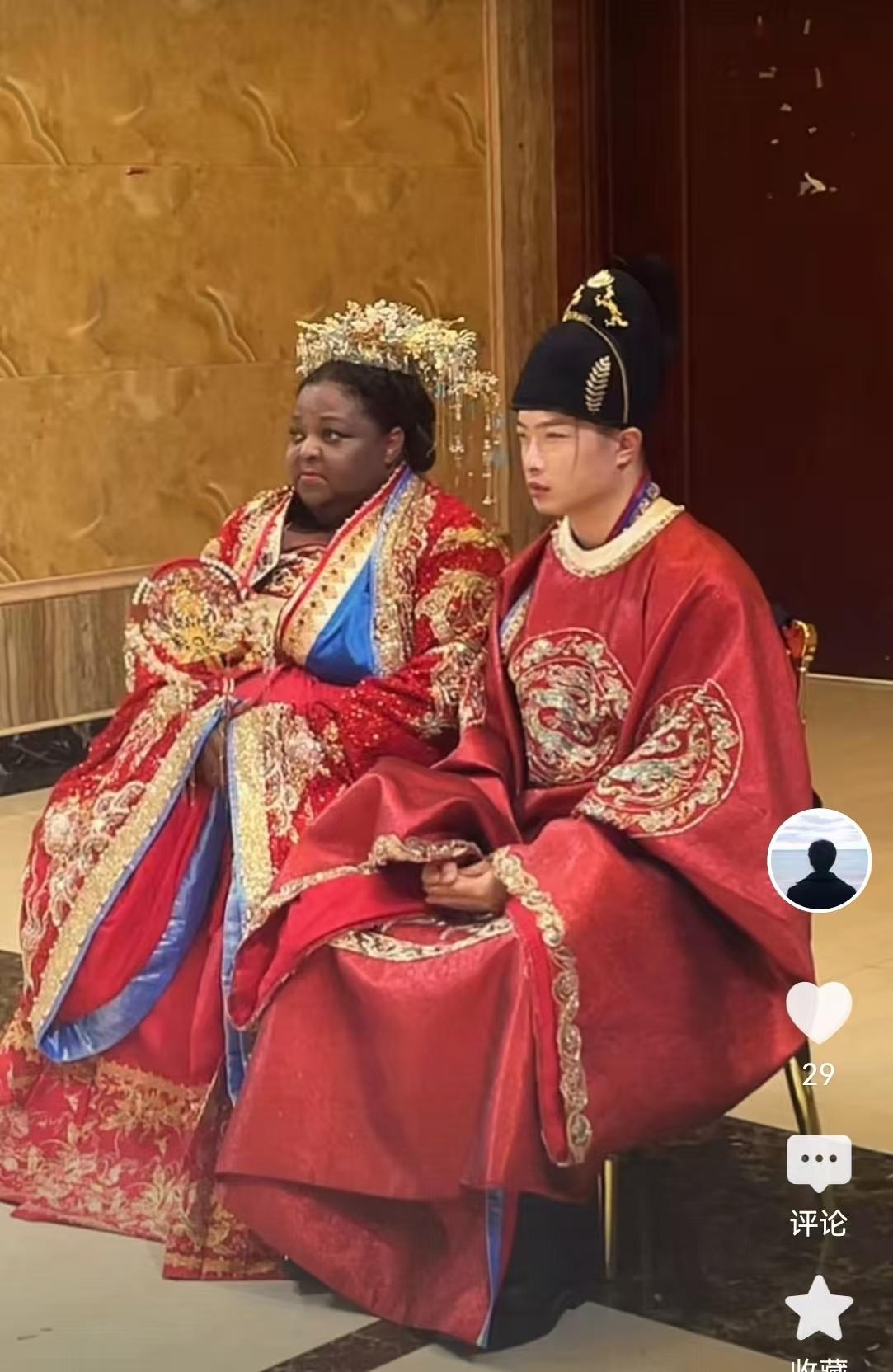 Nam thanh ni&ecirc;n cưới vợ da m&agrave;u hơn 20 tuổi: Tin đồn &lsquo;10 triệu USD&rsquo; v&agrave; biểu cảm &lsquo;g&acirc;y b&atilde;o&rsquo; của mẹ chồng - Ảnh 1.