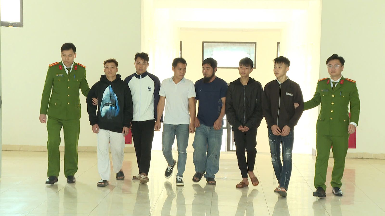 Công an thanh hóa xử lý 2 thanh niên gây rối trật tự tại trụ sở Công an - Ảnh 1. Công an thanh hóa xử lý 2 thanh niên gây rối trật tự tại trụ sở Công an - Ảnh 1.