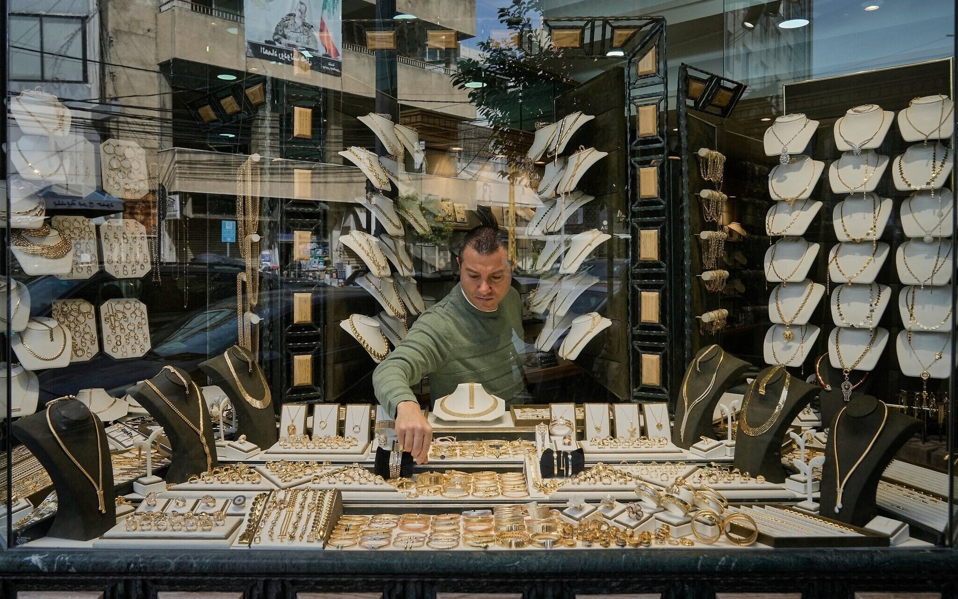 Nửa dân số nghèo đi vì tiền tiết kiệm ngân hàng ‘bốc hơi’, quốc gia có lượng vàng dự trữ nhiều thứ 2 Trung Đông tính bán một phần để vực dậy kinh tế - Ảnh 1.