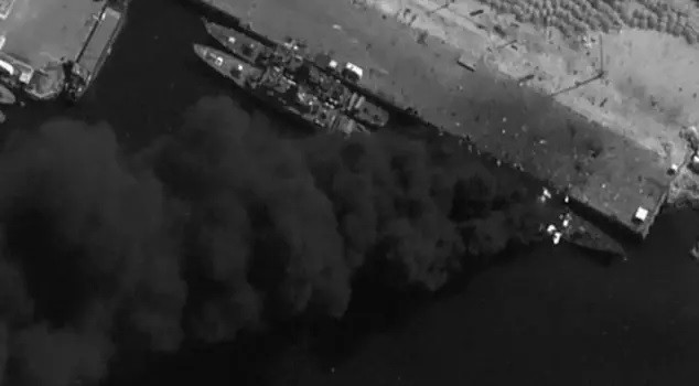 Mỹ đ&aacute;nh ch&igrave;m t&agrave;u Iran sau khi bị tấn c&ocirc;ng bằng t&ecirc;n lửa đạn đạo v&agrave;o Năm 2026 - Ảnh 1.