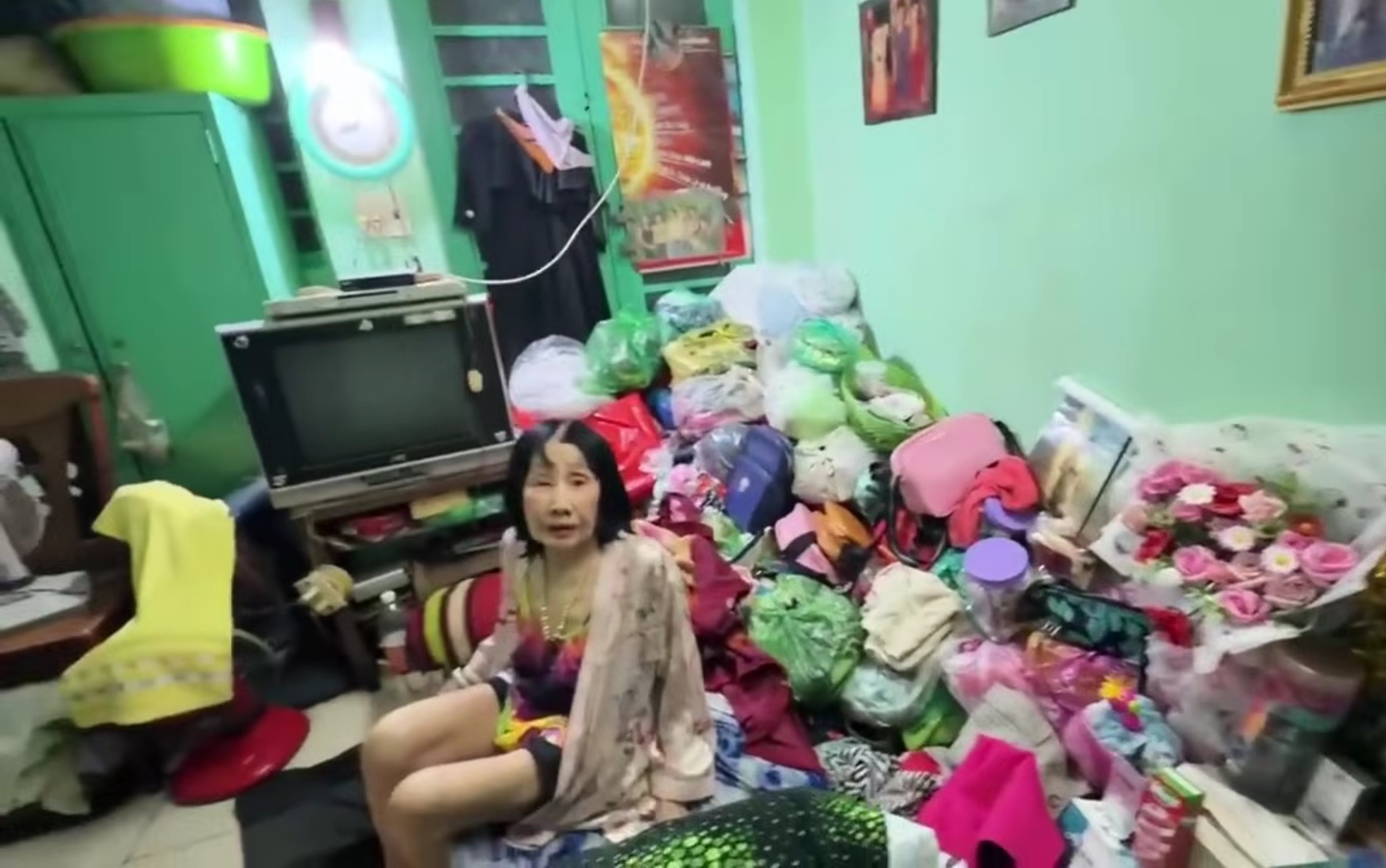 Nữ nghệ sĩ tr&ugrave;ng t&ecirc;n với NSND Lệ Thủy: Bị ng&atilde; g&atilde;y răng, kh&oacute; khăn nhưng vẫn make up mỗi ng&agrave;y - Ảnh 1.