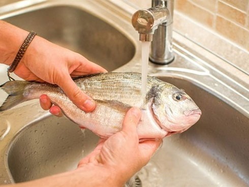 3 sai lầm khi rửa c&aacute; khiến m&ugrave;i tanh c&agrave;ng nặng hơn  - Ảnh 1.