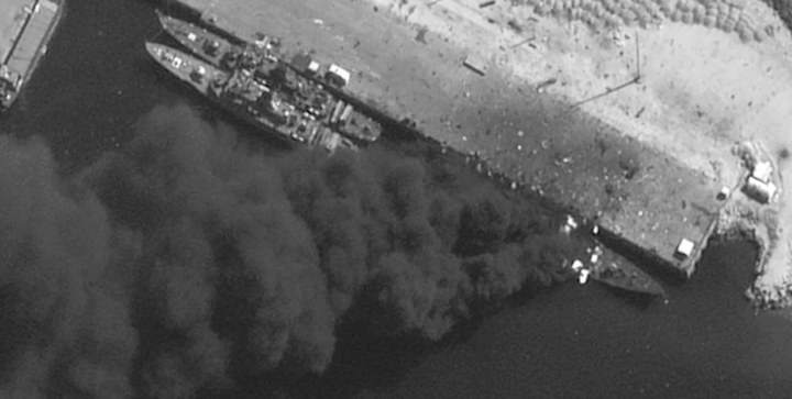 Chiến hạm Iran bốc ch&aacute;y: Thiệt hại nghi&ecirc;m trọng đầu ti&ecirc;n tại cảng Konarak 2026 - Ảnh 1.