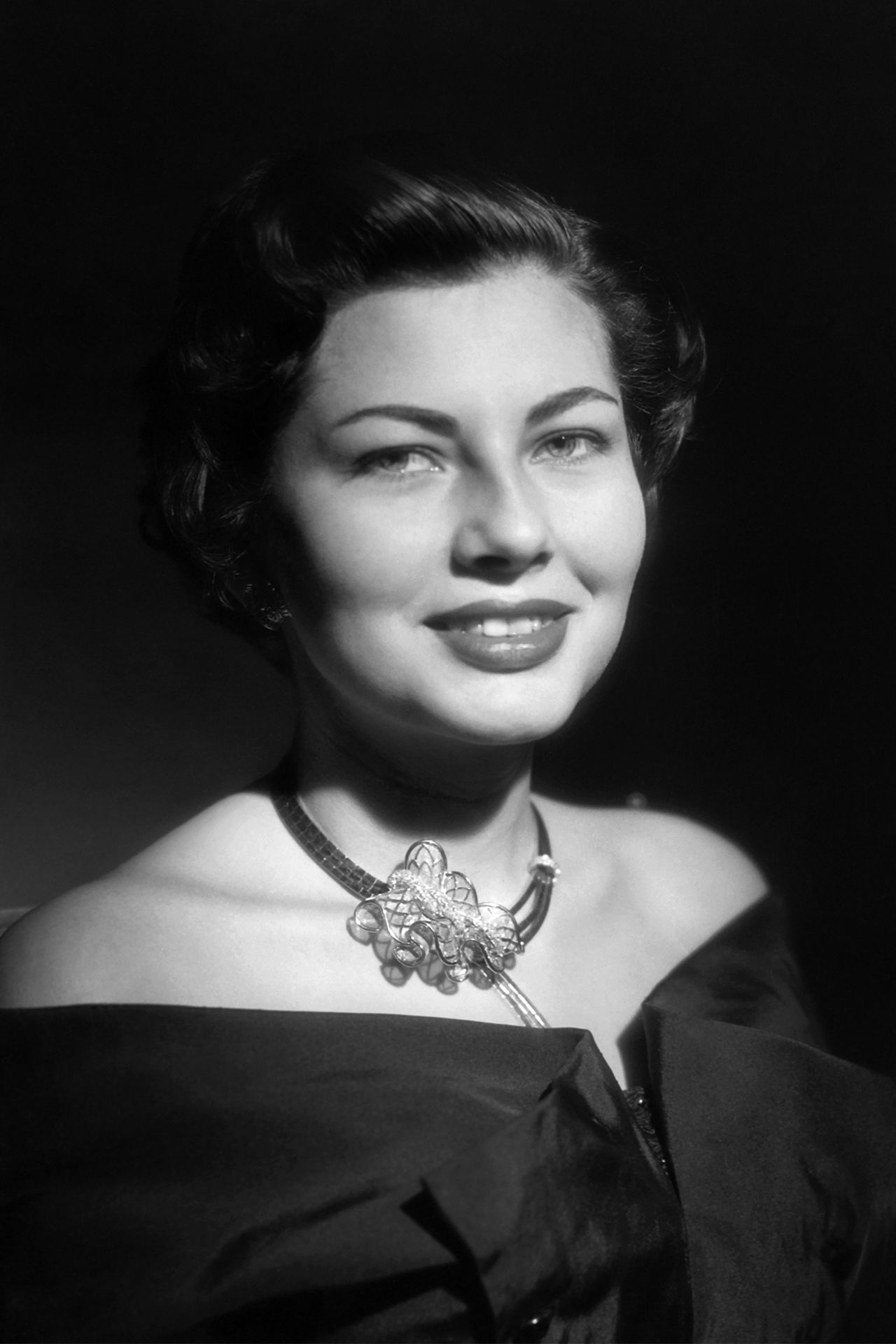 Số phận bi kịch của nàng Công chúa Iran: Hoàng hậu Soraya và cuộc đời lưu vong - Ảnh 5. Số phận bi kịch của nàng Công chúa Iran: Hoàng hậu Soraya và cuộc đời lưu vong - Ảnh 5.