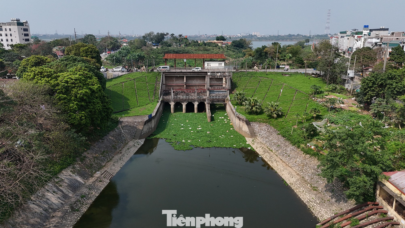 Cận cảnh tuyến bổ cập nước s&ocirc;ng T&ocirc; Lịch trị gi&aacute; 869 tỷ đồng đang th&agrave;nh h&igrave;nh - Ảnh 4.