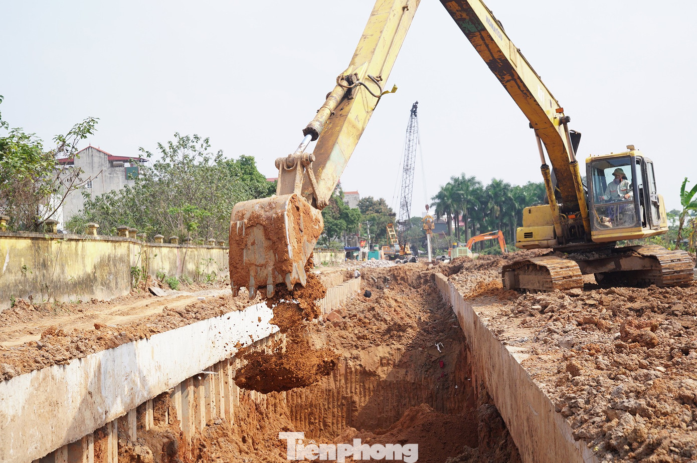 Cận cảnh tuyến bổ cập nước s&ocirc;ng T&ocirc; Lịch trị gi&aacute; 869 tỷ đồng đang th&agrave;nh h&igrave;nh - Ảnh 12.