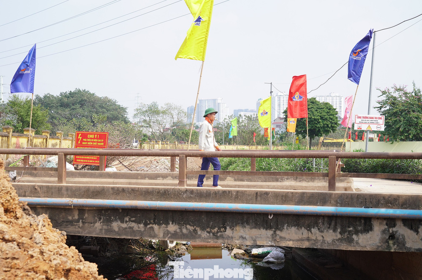 Cận cảnh tuyến bổ cập nước s&ocirc;ng T&ocirc; Lịch trị gi&aacute; 869 tỷ đồng đang th&agrave;nh h&igrave;nh - Ảnh 6.