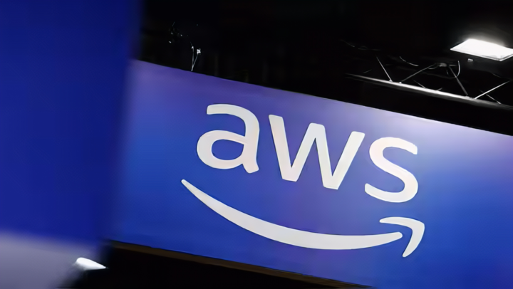 Trung t&acirc;m dữ liệu AWS tại UAE bốc ch&aacute;y do vật thể lạ va chạm - Ảnh 1.