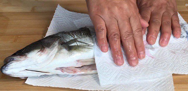 3 sai lầm khi rửa c&aacute; khiến m&ugrave;i tanh c&agrave;ng nặng hơn  - Ảnh 3.