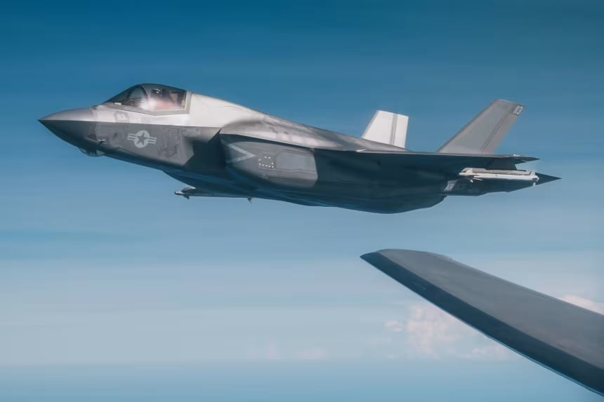 Ti&ecirc;m k&iacute;ch t&agrave;ng h&igrave;nh F - 35 hạ c&aacute;nh khẩn cấp sau nghi vấn bị Iran tấn c&ocirc;ng - Ảnh 1.