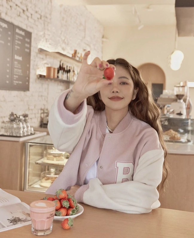 Nhà thiết kế 51 tuổi vẫn trẻ trung như thiếu nữ, hé lộ 10 thói quen chống lão hóa để duy trì vóc dáng và làn da 23 2 111258 1774048816053 1774048816559604969886