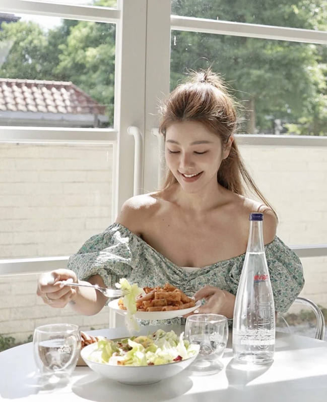 Nhà thiết kế 51 tuổi vẫn trẻ trung như thiếu nữ, hé lộ 10 thói quen chống lão hóa để duy trì vóc dáng và làn da 20 4 111303 1774048813303 1774048813538437522096