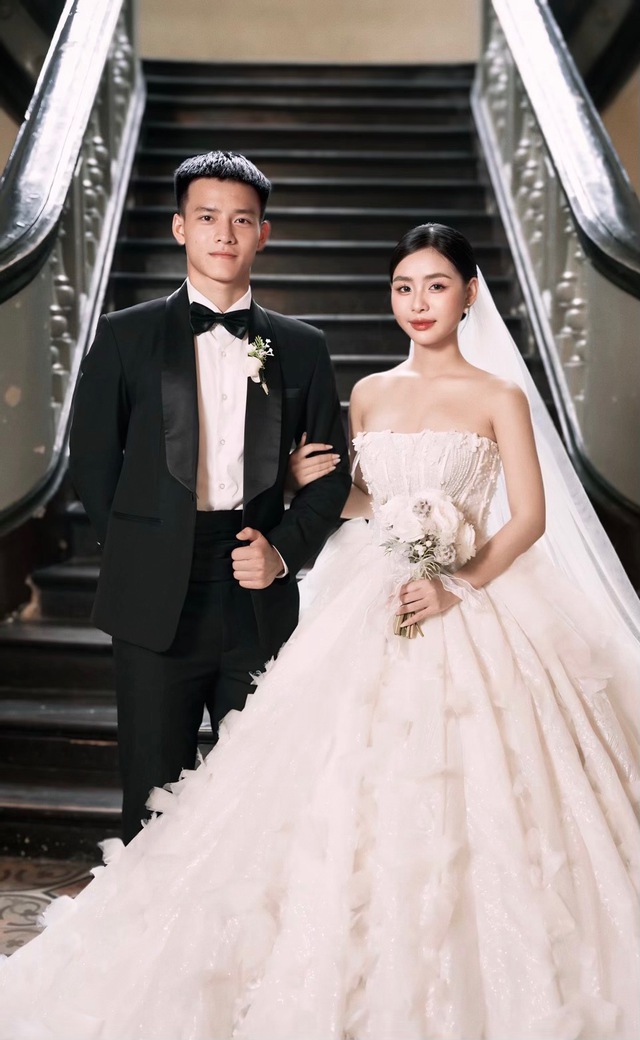 Nhan sắc vợ cầu thủ Thanh Nh&agrave;n g&acirc;y sốt - Ảnh 5.