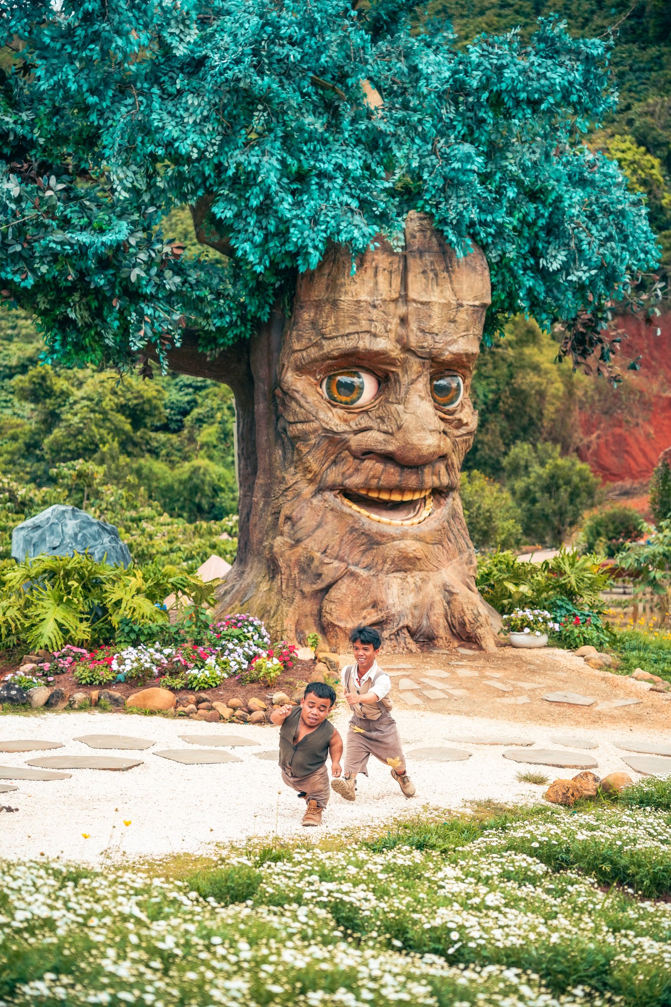 Kh&aacute;ch T&acirc;y đến Việt Nam tham quan "ng&ocirc;i l&agrave;ng người t&iacute; hon" dưới ch&acirc;n đ&egrave;o ở Đ&agrave; Lạt- Ảnh 4.