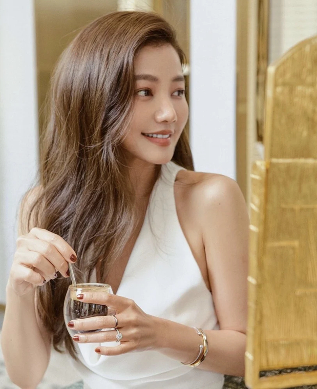 Nhà thiết kế 51 tuổi vẫn trẻ trung như thiếu nữ, hé lộ 10 thói quen chống lão hóa để duy trì vóc dáng và làn da 19 5 111305 1774048812028 17740488126081616244067