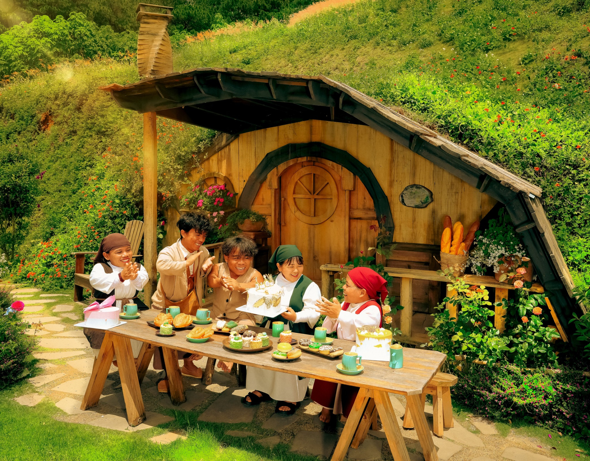 Kh&aacute;ch T&acirc;y đến Việt Nam tham quan "ng&ocirc;i l&agrave;ng người t&iacute; hon" dưới ch&acirc;n đ&egrave;o ở Đ&agrave; Lạt- Ảnh 8.