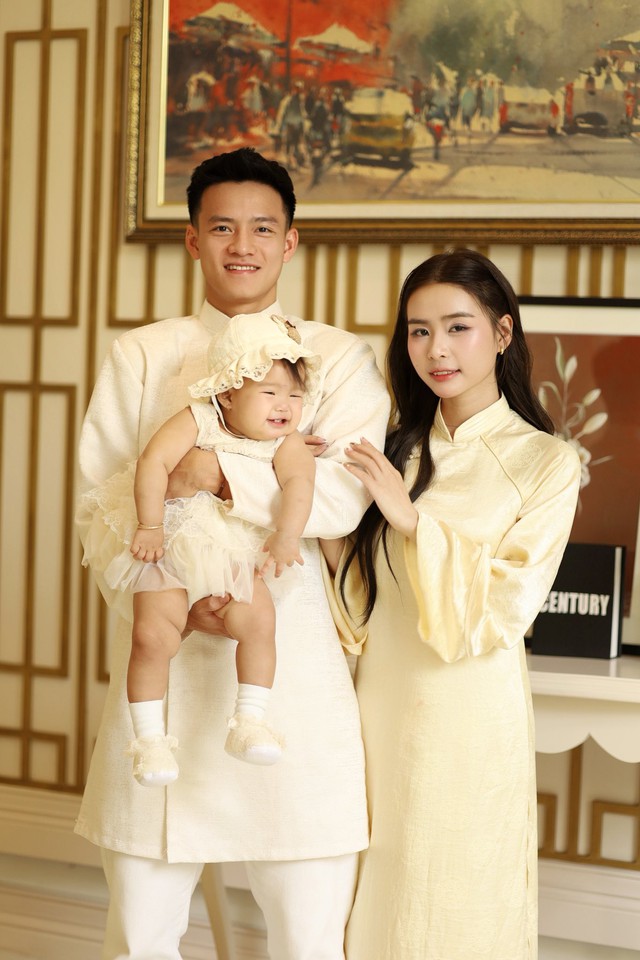 Nhan sắc vợ cầu thủ Thanh Nh&agrave;n g&acirc;y sốt - Ảnh 4.