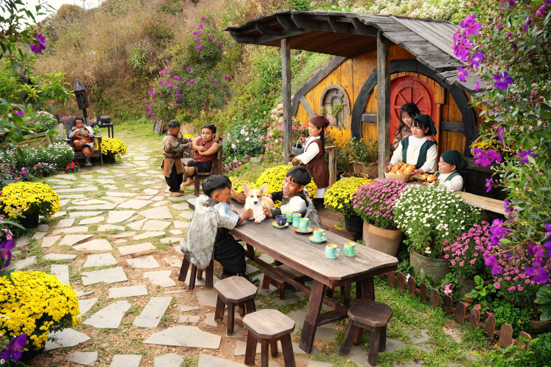 Kh&aacute;ch T&acirc;y đến Việt Nam tham quan "ng&ocirc;i l&agrave;ng người t&iacute; hon" dưới ch&acirc;n đ&egrave;o ở Đ&agrave; Lạt- Ảnh 7.