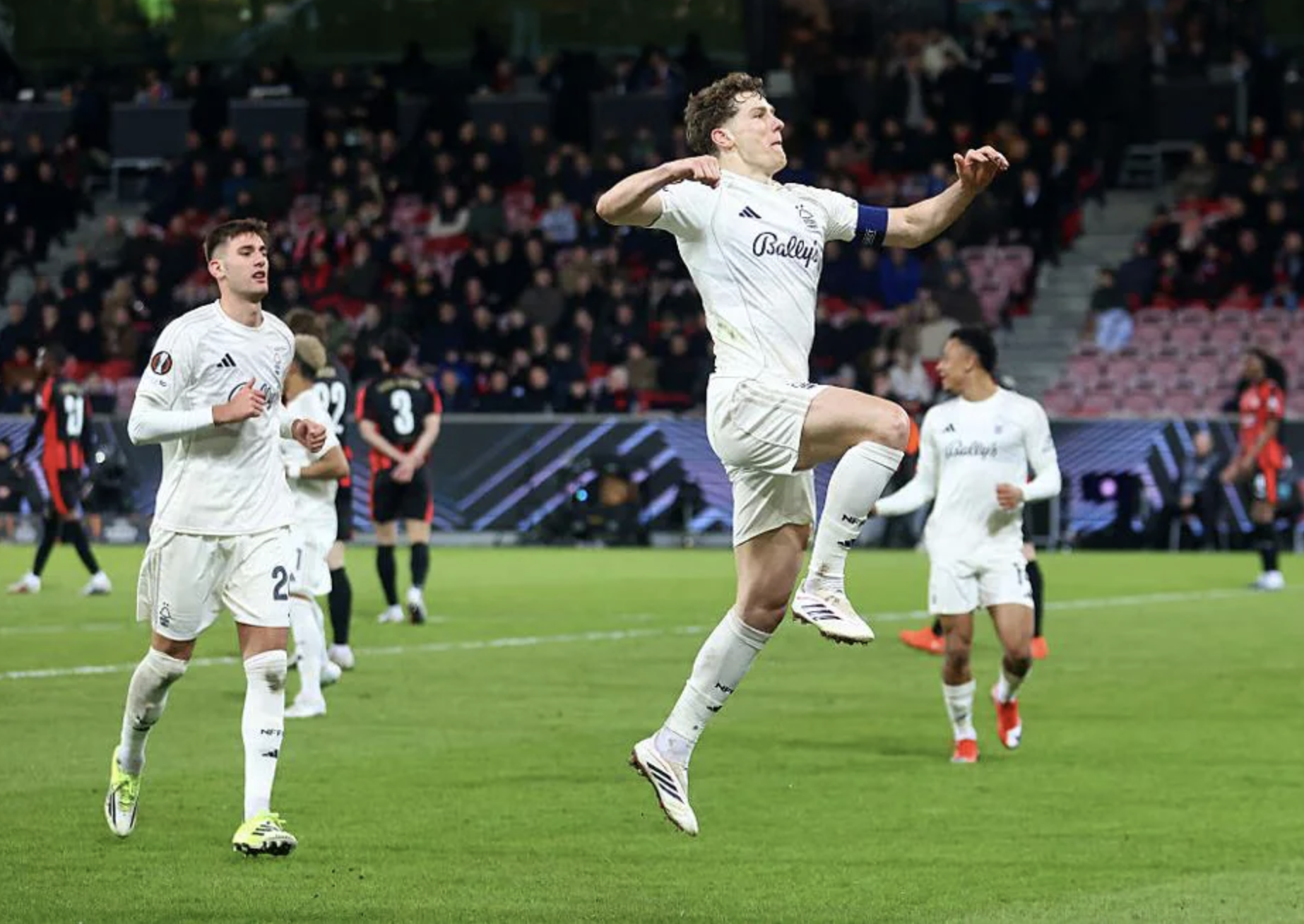 B&oacute;ng đ&aacute; Anh to&agrave;n thắng, Nottingham Forest v&agrave; Villa v&agrave;o tứ kết Europa League - Ảnh 2.