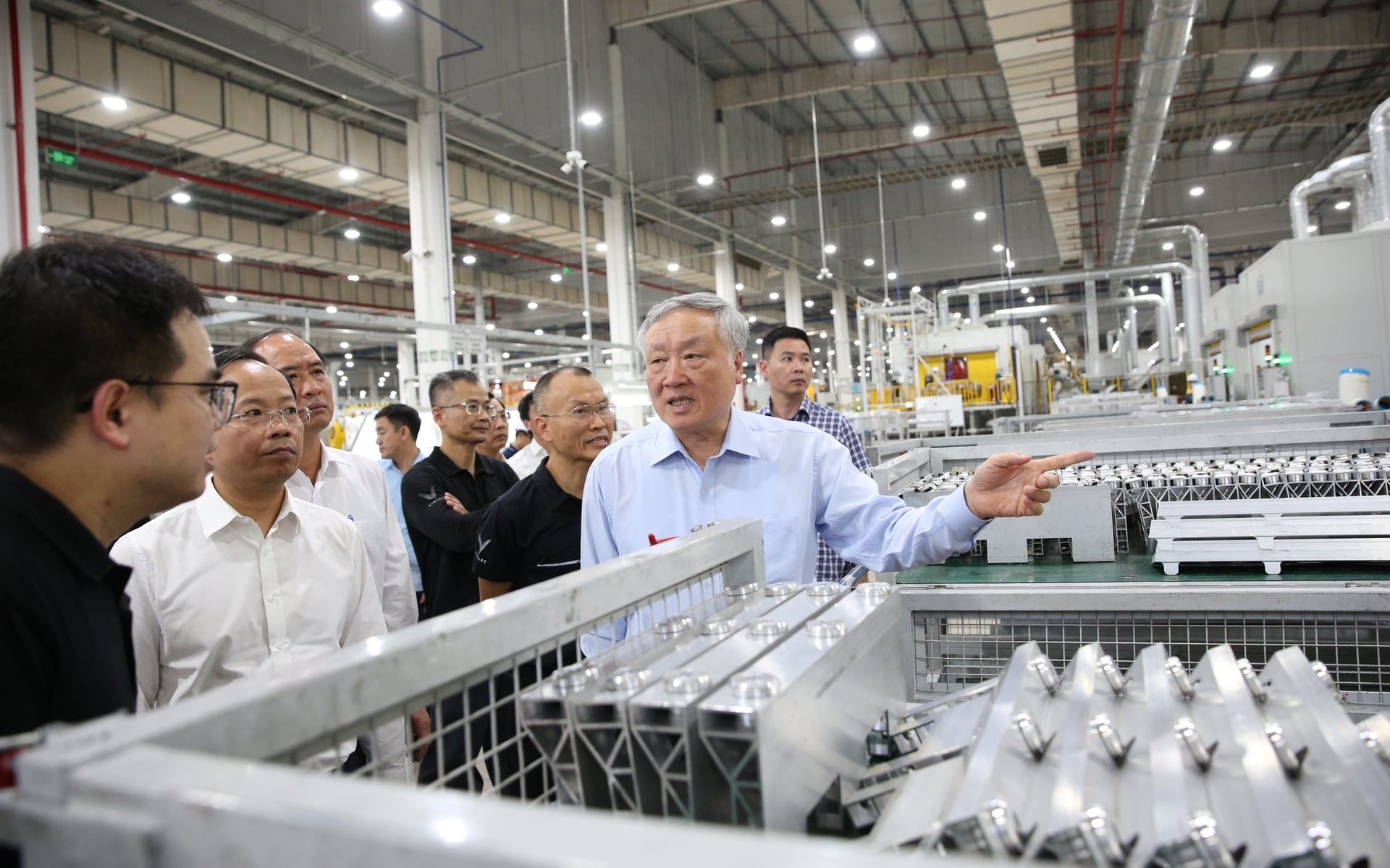 Thăm nh&agrave; m&aacute;y VinFast, Ph&oacute; Thủ tướng chỉ ra hướng đi ti&ecirc;n phong của Tập đo&agrave;n tỷ ph&uacute; Phạm Nhật Vượng