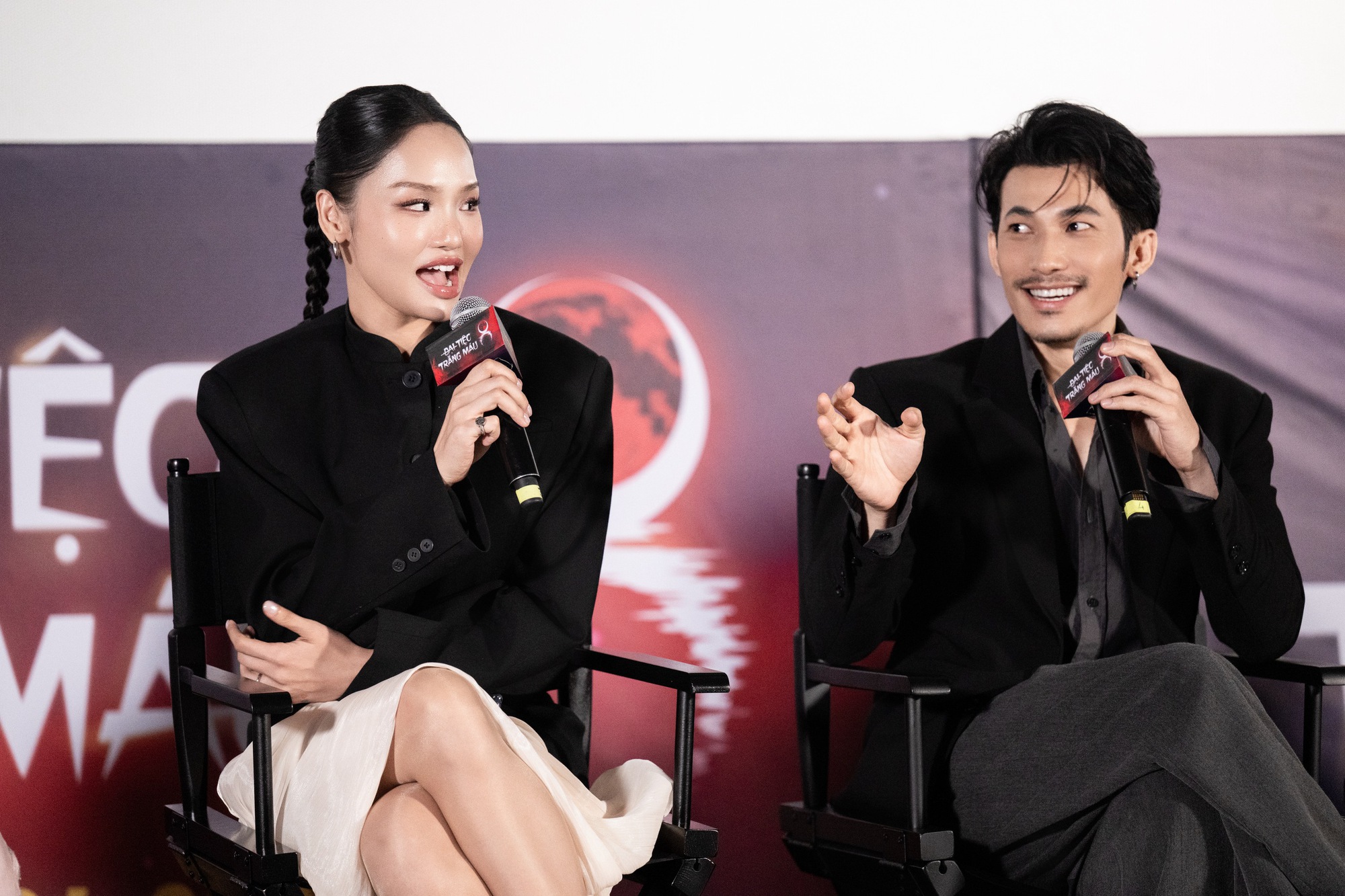 Miu L&ecirc;, Li&ecirc;n Bỉnh Ph&aacute;t ho&aacute; th&acirc;n nh&acirc;n vật "kh&ocirc;ng ưa nhau", li&ecirc;n tục c&agrave; khịa nhau tr&ecirc;n s&acirc;n khấu - Ảnh 3.