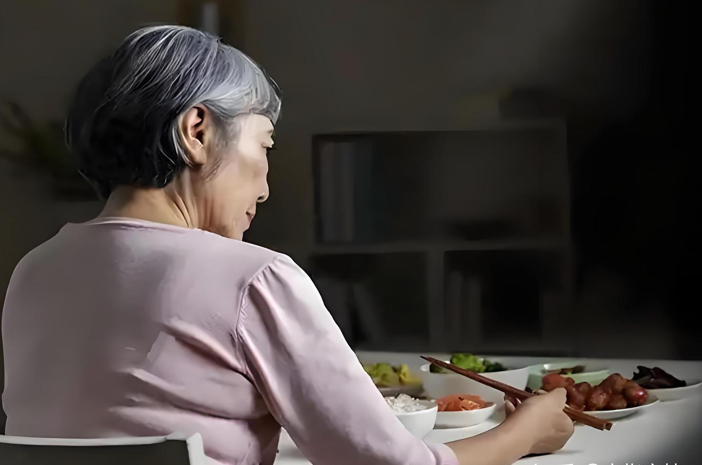 57 tuổi sống chung với bạn trai, mỗi th&aacute;ng trả 3,5 triệu tiền sinh hoạt: T&ocirc;i nhận ra m&igrave;nh đang &ldquo;trả tiền để l&agrave;m gi&uacute;p việc&rdquo; - Ảnh 3.