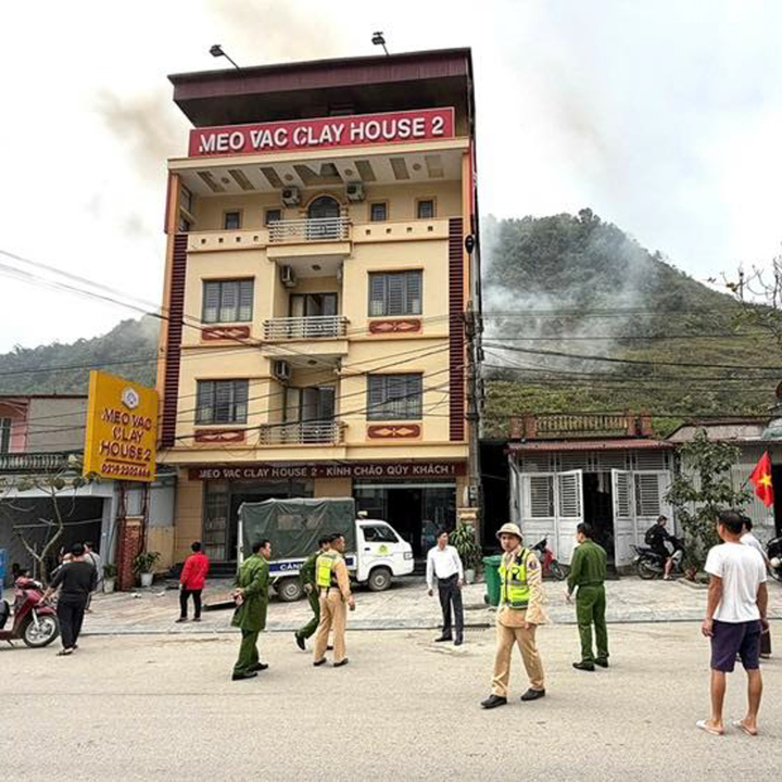 Cháy nhà nghỉ Mèo Vạc khiến 95 khách nước ngòai thoát nạn an toàn - Ảnh 1.