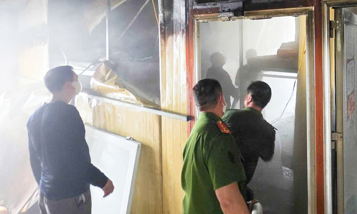 Cháy nhà nghỉ Mèo Vạc khiến 95 khách nước ngòai thoát nạn an toàn - Ảnh 2.