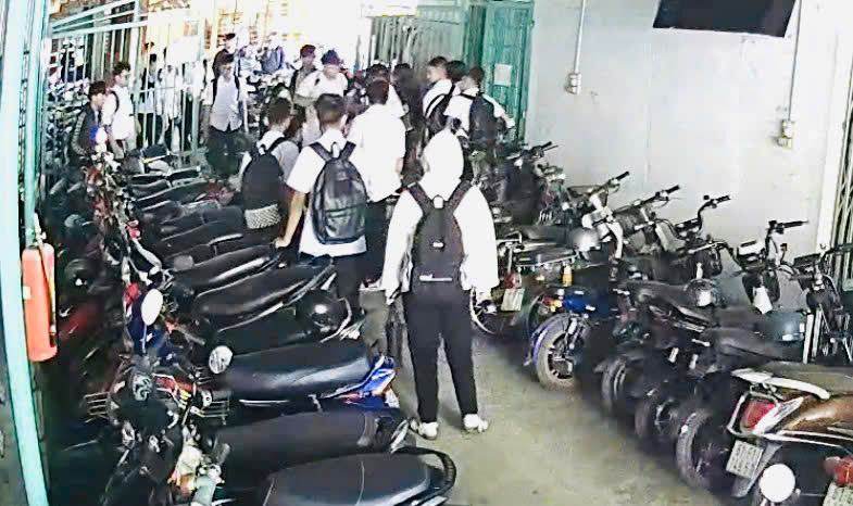 Nam sinh lớp 11 bị đ&aacute;nh hội đồng: Vụ việc nghi&ecirc;m trọng tại TP . HCM - Ảnh 1.