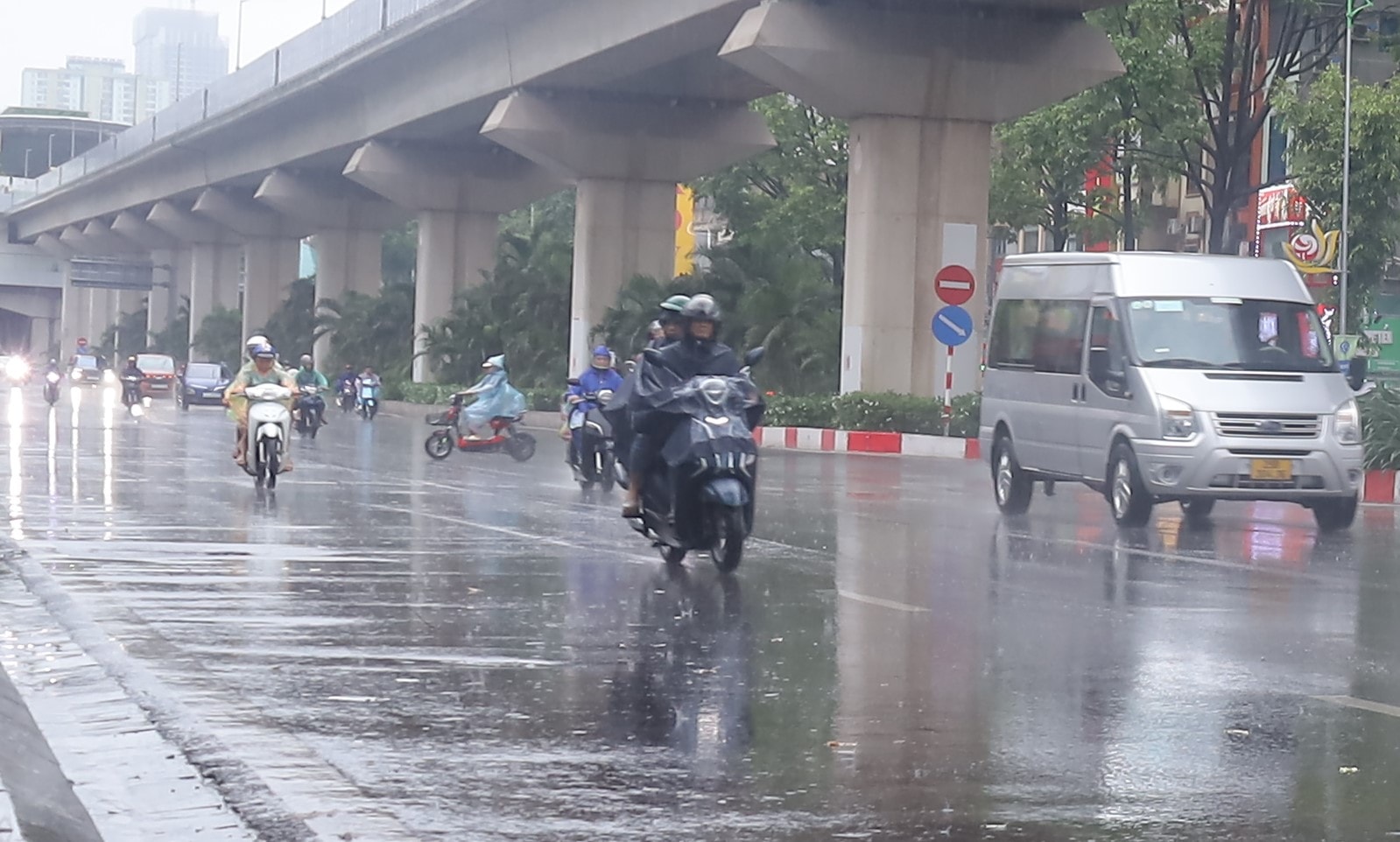 Tin không khí lạnh mới nhất: Nhiều tỉnh bắt đầu xuất hiện mưa rào từ đêm nay - Ảnh 1.