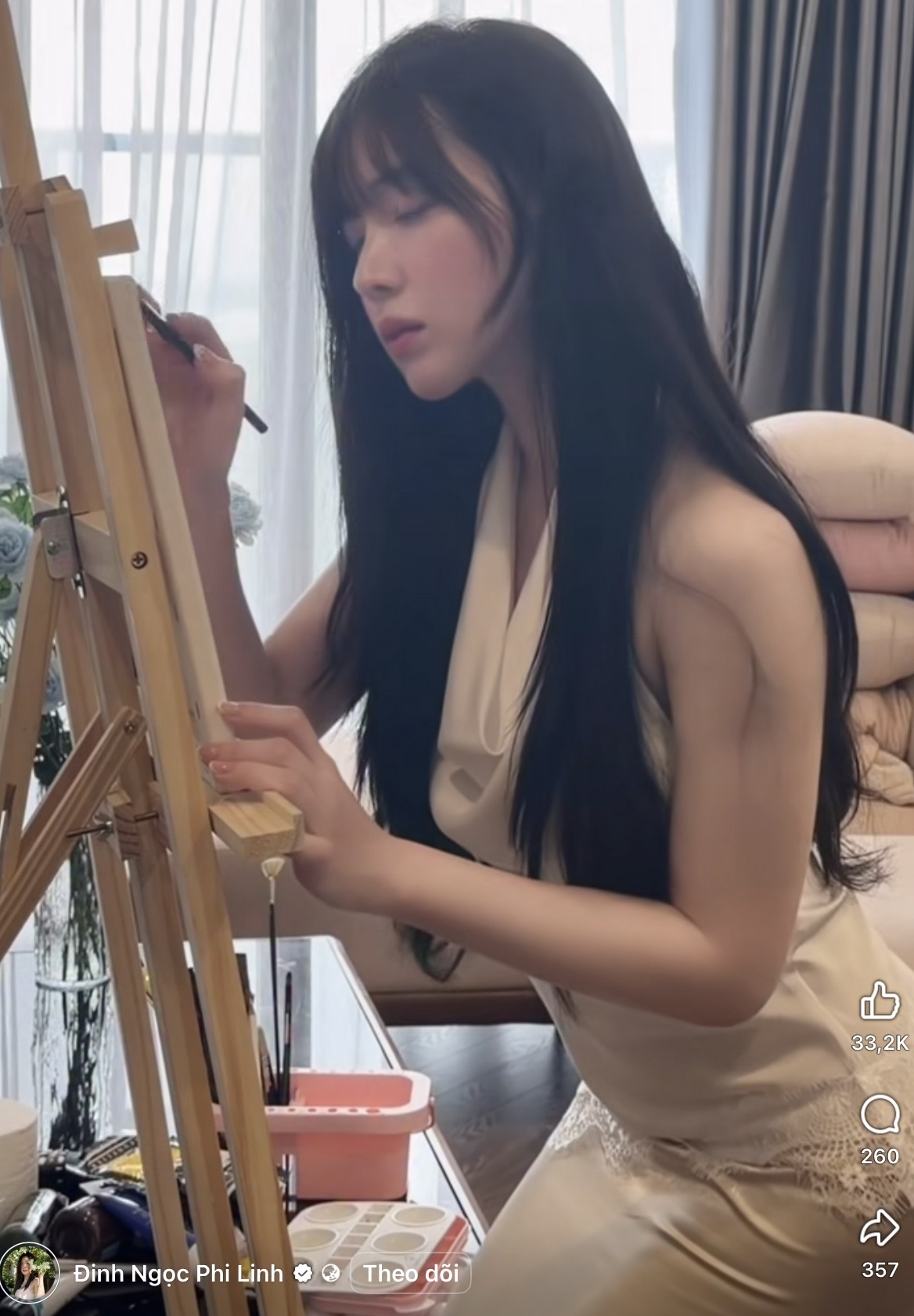 Say l&ograve;ng trước khoảnh khắc "n&agrave;ng thơ" b&ecirc;n gi&aacute; vẽ, vẻ đẹp thanh tao h&uacute;t hồn mọi &aacute;nh nh&igrave;n - Ảnh 1.