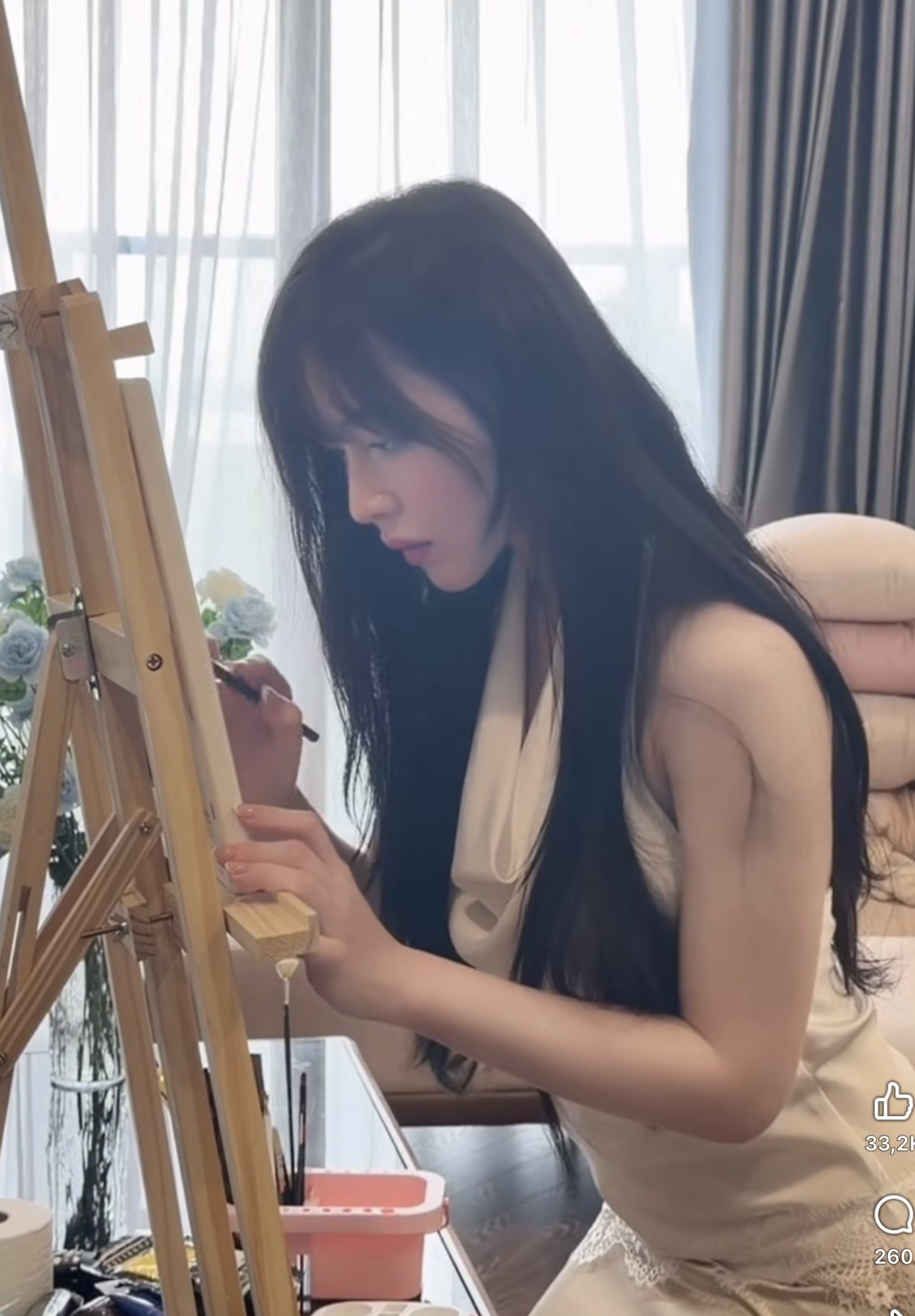 Say l&ograve;ng trước khoảnh khắc "n&agrave;ng thơ" b&ecirc;n gi&aacute; vẽ, vẻ đẹp thanh tao h&uacute;t hồn mọi &aacute;nh nh&igrave;n - Ảnh 2.