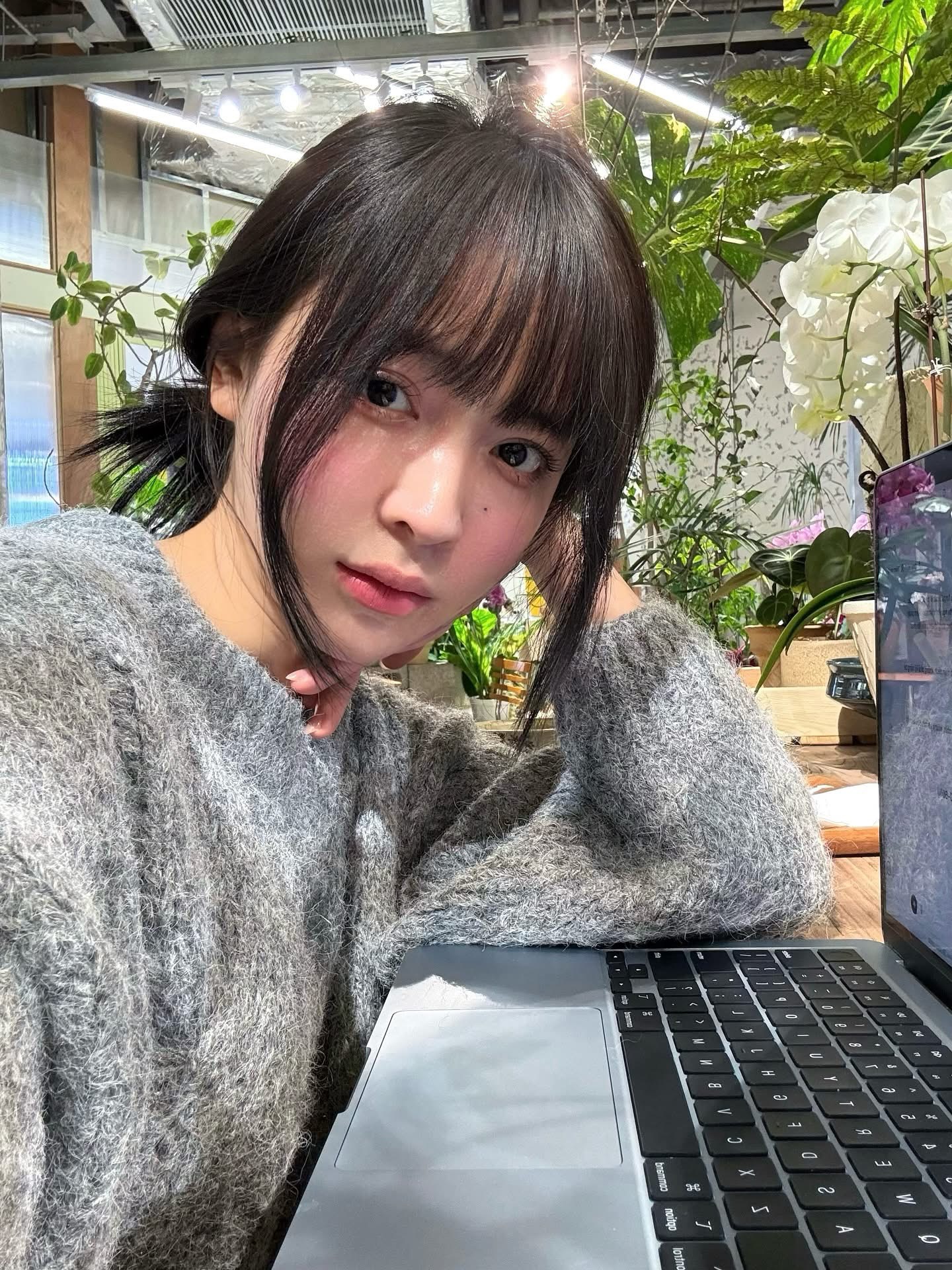 Say l&ograve;ng trước khoảnh khắc "n&agrave;ng thơ" b&ecirc;n gi&aacute; vẽ, vẻ đẹp thanh tao h&uacute;t hồn mọi &aacute;nh nh&igrave;n - Ảnh 7.