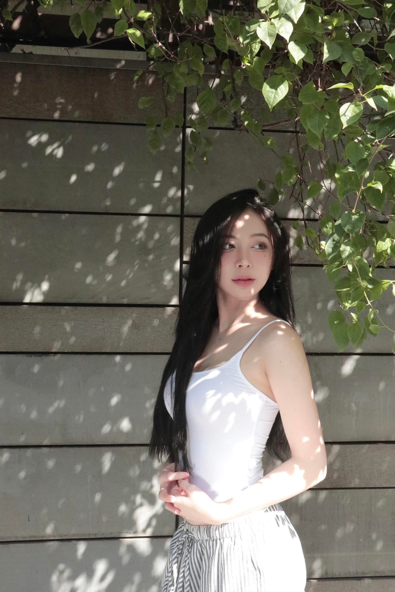 Say l&ograve;ng trước khoảnh khắc "n&agrave;ng thơ" b&ecirc;n gi&aacute; vẽ, vẻ đẹp thanh tao h&uacute;t hồn mọi &aacute;nh nh&igrave;n - Ảnh 6.