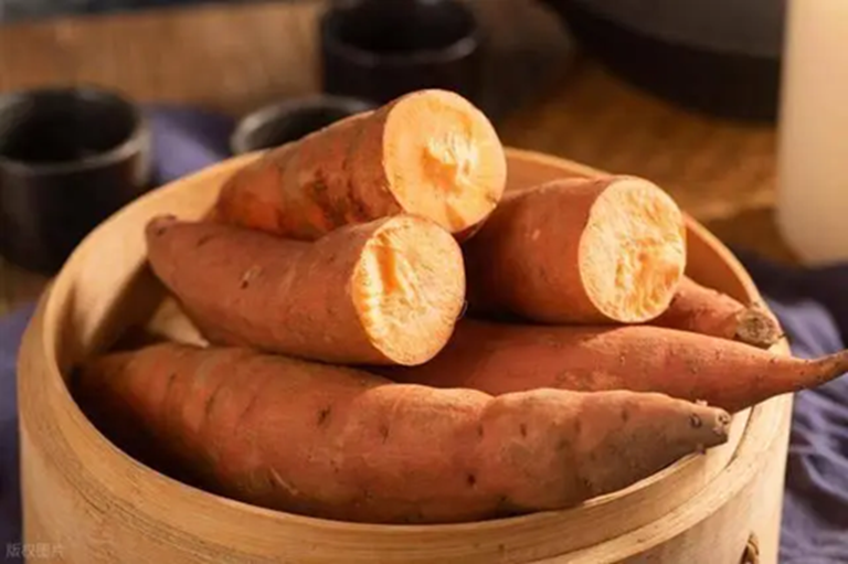 Người đ&agrave;n &ocirc;ng 55 tuổi mắc tiểu đường ng&agrave;y n&agrave;o cũng ăn khoai lang, 5 th&aacute;ng sau đi kh&aacute;m, b&aacute;c sĩ vội hỏi: "&Ocirc;ng đ&atilde; l&agrave;m g&igrave;?" - Ảnh 2.