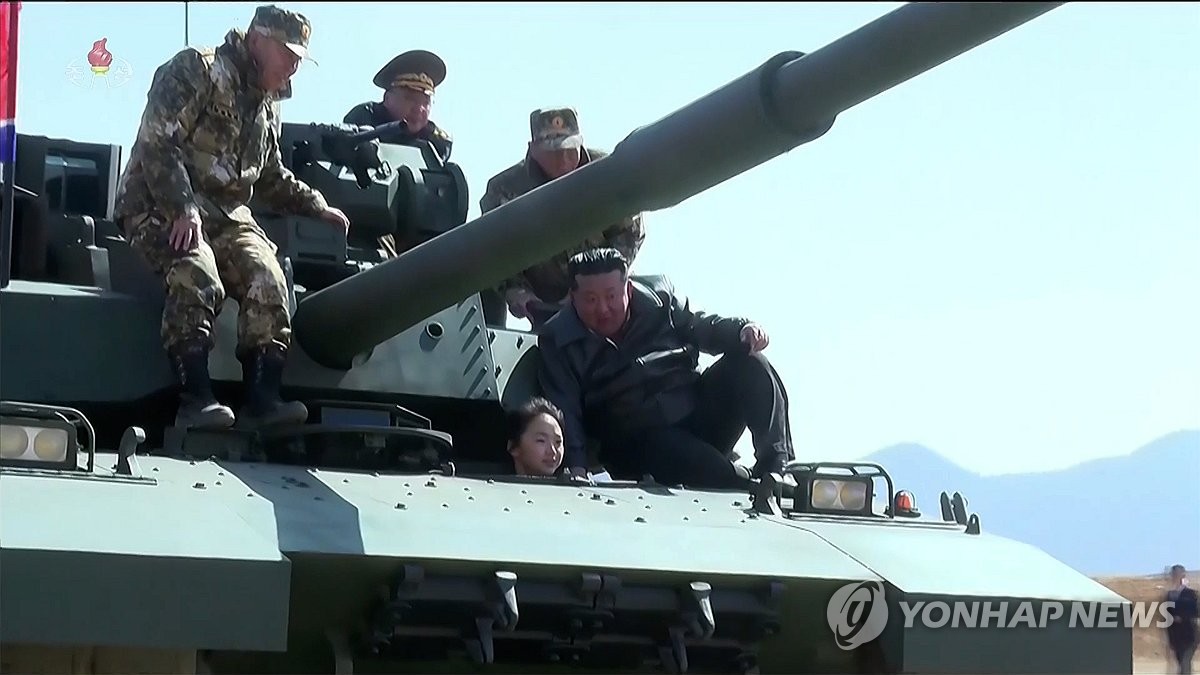 Con g&aacute;i l&atilde;nh đạo Triều Ti&ecirc;n l&aacute;i xe tăng - Ảnh 2.