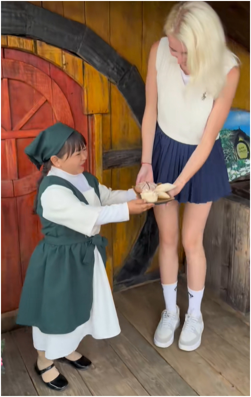 Kh&aacute;ch T&acirc;y đến Việt Nam tham quan "ng&ocirc;i l&agrave;ng người t&iacute; hon" dưới ch&acirc;n đ&egrave;o ở Đ&agrave; Lạt- Ảnh 2.