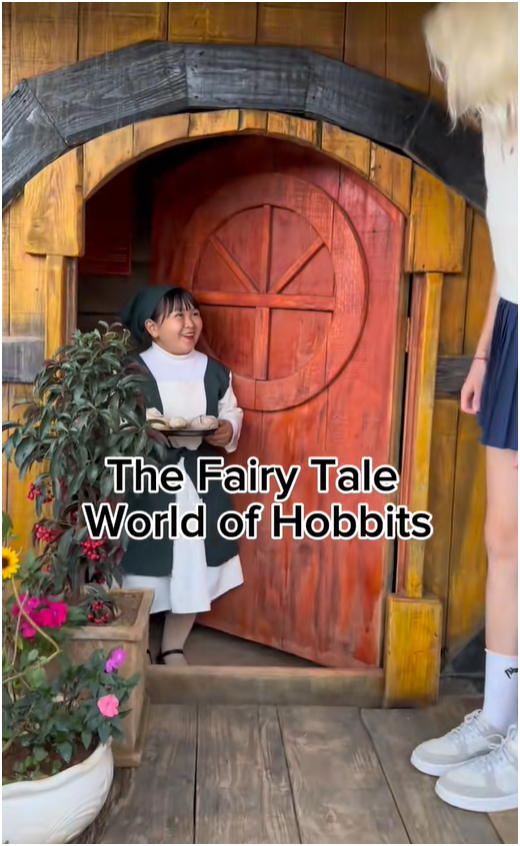 Kh&aacute;ch T&acirc;y đến Việt Nam tham quan "ng&ocirc;i l&agrave;ng người t&iacute; hon" dưới ch&acirc;n đ&egrave;o ở Đ&agrave; Lạt- Ảnh 1.