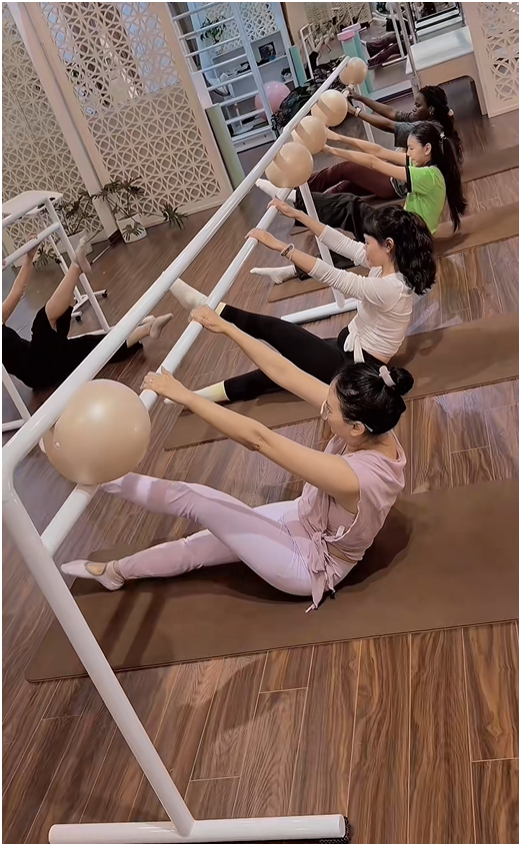 Tất tần tật về barre - bộ m&ocirc;n "độ d&aacute;ng" vibe tiểu thư nh&agrave; gi&agrave;u được c&aacute;c c&ocirc; g&aacute;i th&agrave;nh thị sẵn s&agrave;ng chi tiền trải nghiệm- Ảnh 2.