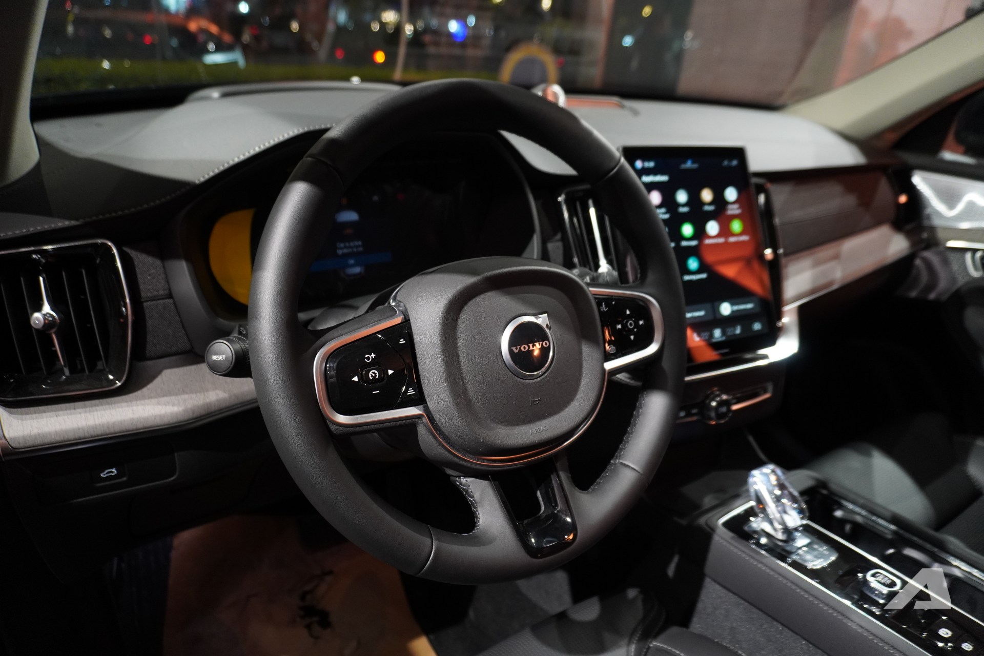 Volvo XC90 2026 ra mắt Việt Nam: Gi&aacute; 3,289 tỷ đồng rẻ hơn cả Lexus RX, m&agrave;n lớn hơn, động cơ kh&ocirc;ng mạnh như trước- Ảnh 13.