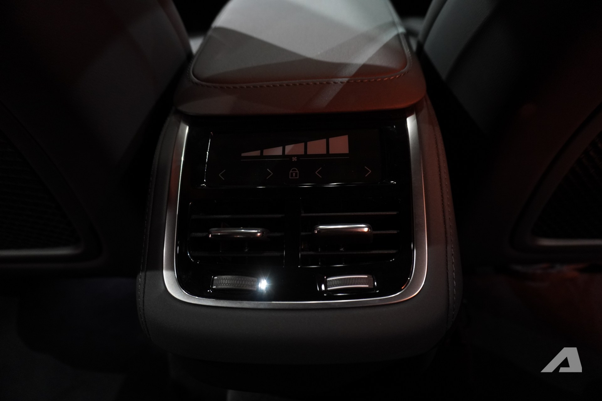 Volvo XC90 2026 ra mắt Việt Nam: Gi&aacute; 3,289 tỷ đồng rẻ hơn cả Lexus RX, m&agrave;n lớn hơn, động cơ kh&ocirc;ng mạnh như trước- Ảnh 18.