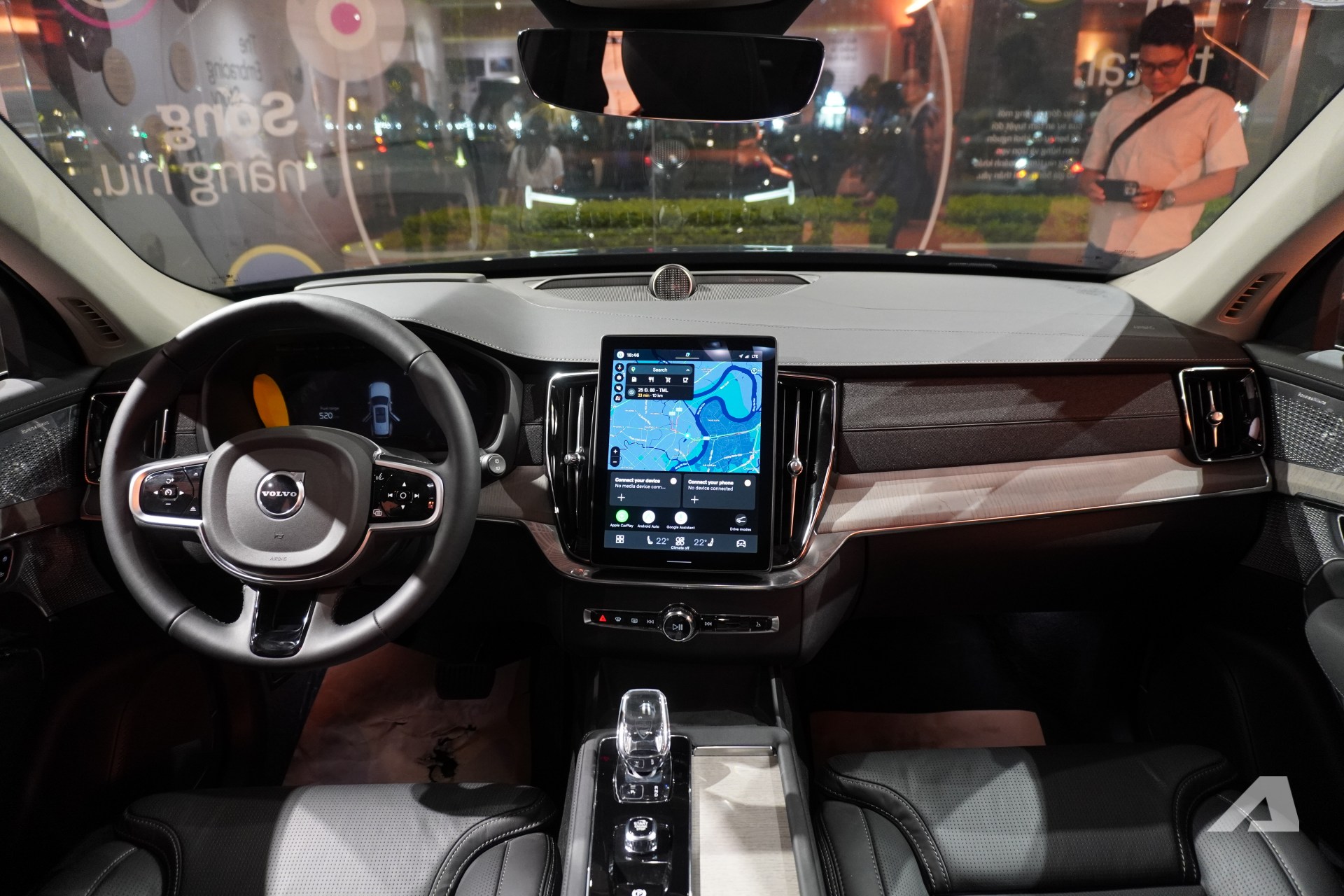 Volvo XC90 2026 ra mắt Việt Nam: Gi&aacute; 3,289 tỷ đồng rẻ hơn cả Lexus RX, m&agrave;n lớn hơn, động cơ kh&ocirc;ng mạnh như trước- Ảnh 12.