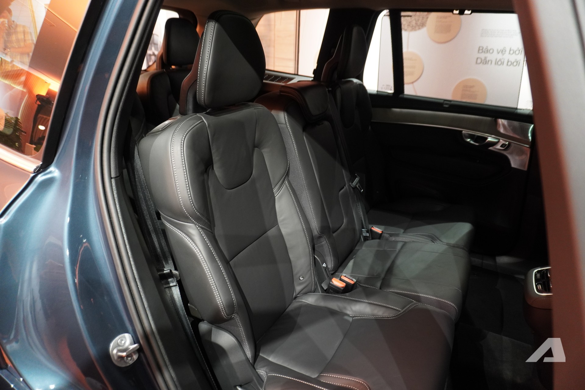 Volvo XC90 2026 ra mắt Việt Nam: Gi&aacute; 3,289 tỷ đồng rẻ hơn cả Lexus RX, m&agrave;n lớn hơn, động cơ kh&ocirc;ng mạnh như trước- Ảnh 16.