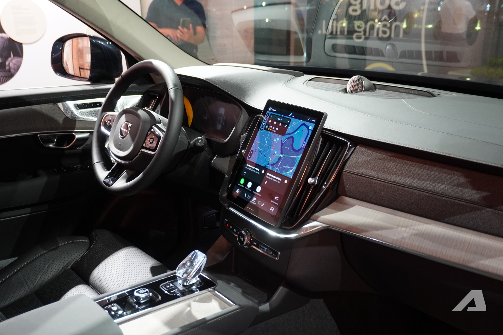 Volvo XC90 2026 ra mắt Việt Nam: Gi&aacute; 3,289 tỷ đồng rẻ hơn cả Lexus RX, m&agrave;n lớn hơn, động cơ kh&ocirc;ng mạnh như trước- Ảnh 4.