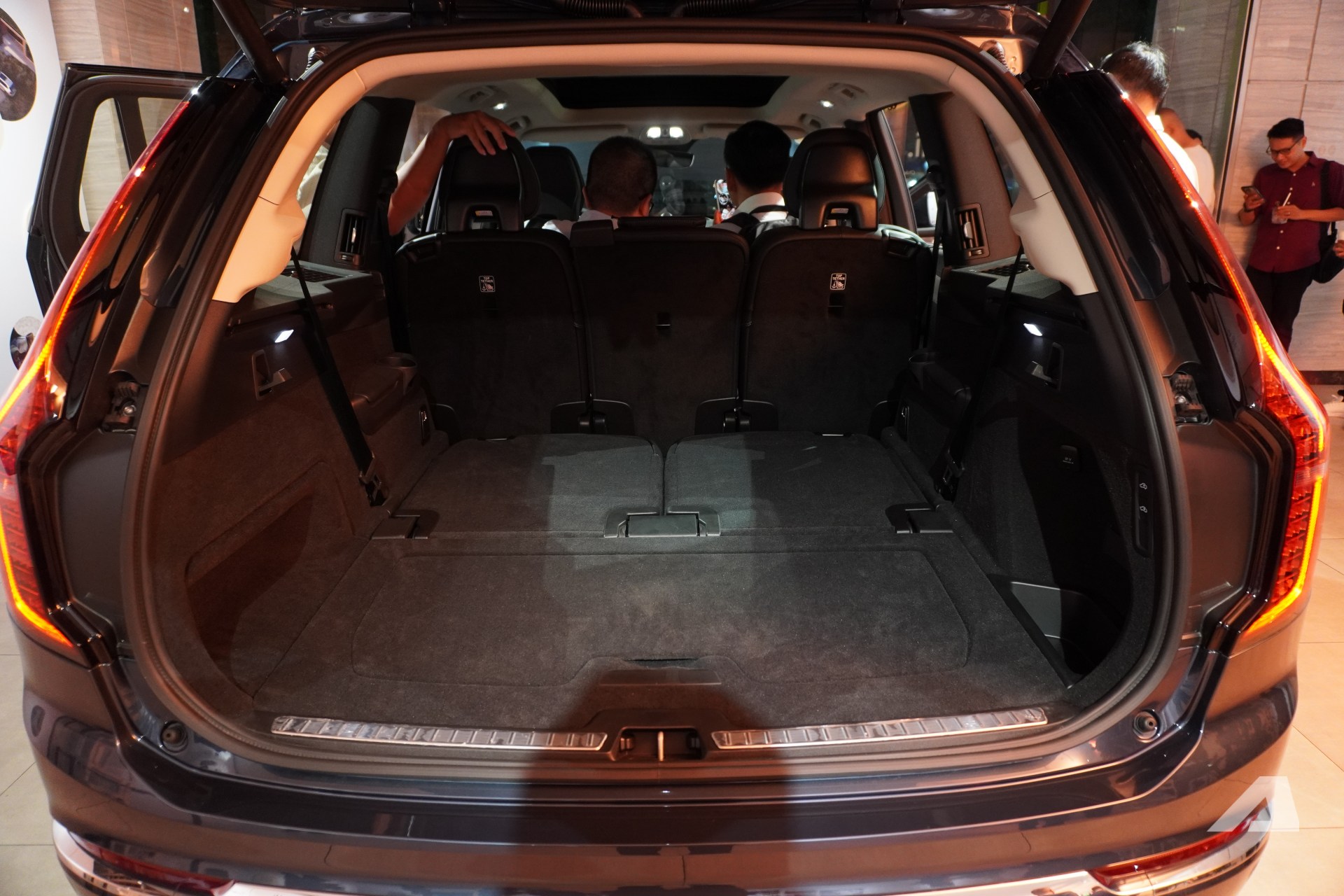 Volvo XC90 2026 ra mắt Việt Nam: Gi&aacute; 3,289 tỷ đồng rẻ hơn cả Lexus RX, m&agrave;n lớn hơn, động cơ kh&ocirc;ng mạnh như trước- Ảnh 20.