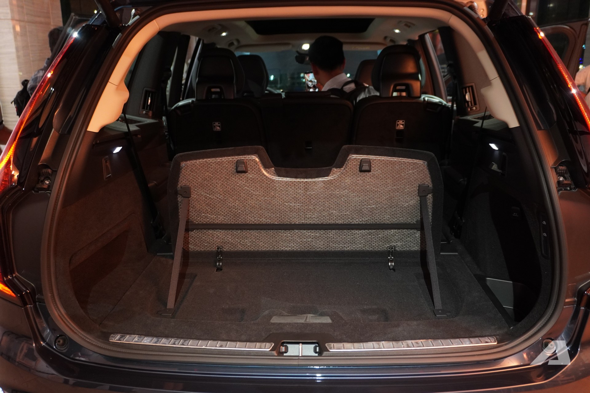 Volvo XC90 2026 ra mắt Việt Nam: Gi&aacute; 3,289 tỷ đồng rẻ hơn cả Lexus RX, m&agrave;n lớn hơn, động cơ kh&ocirc;ng mạnh như trước- Ảnh 19.